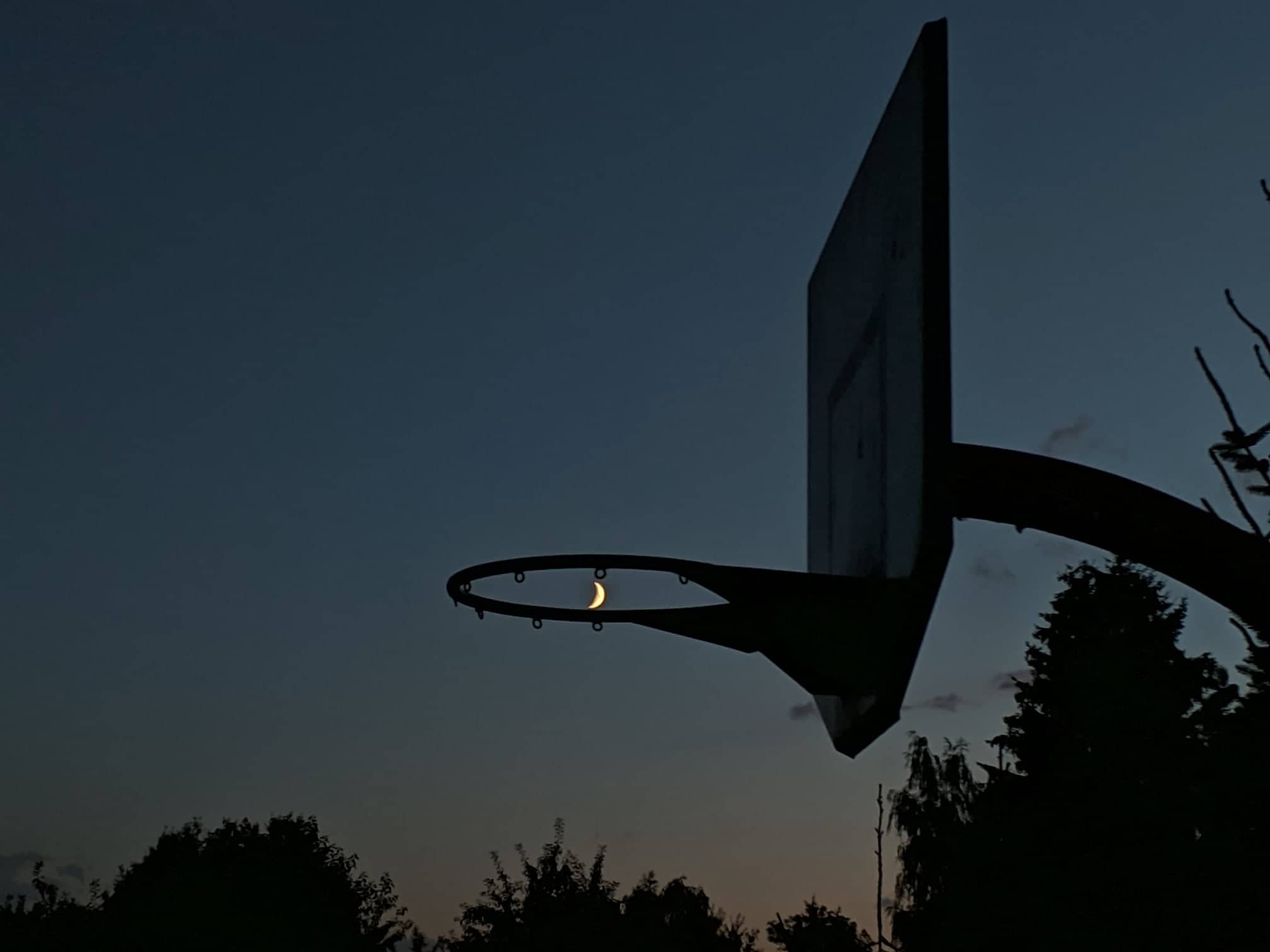 Zdjęcie księżyca w koszu do koszykówki